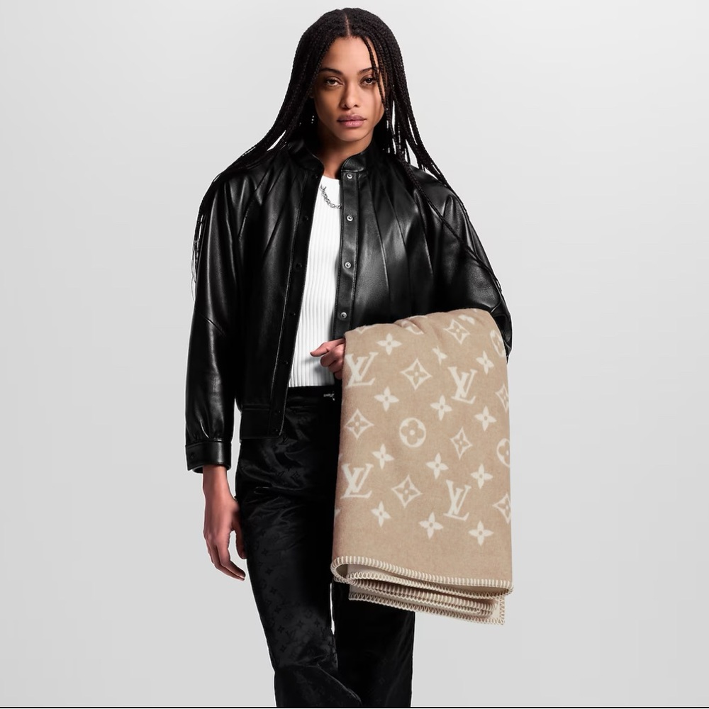 Louis Vuitton Neo Monogram Flight Mode Blanket - Picture 6 of 6